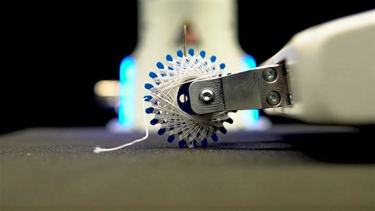 Ein Pilotprojekt an der TU Darmstadt soll jetzt die sogenannte visuelle Roboterprogrammierung (VRP) marktreif machen, bei der Roboter durch Blickkontakt ihren Job lernen. Was die VRP vor allem für die Zukunft von KMU bedeutet, erfahren Sie in diesem Beitrag. (Bild:  Telekinensis)