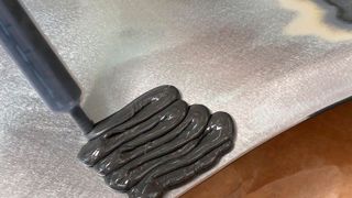 Mit dem Epoxidharz-Zinnersatz-Spachtel von 3M entfällt der ansonsten übliche aufwendige Verzinnungsprozess. (3M)