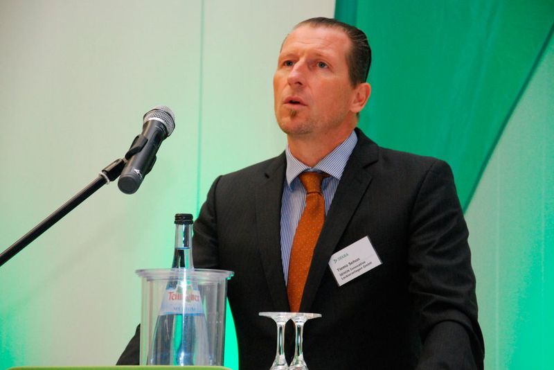 Tiemo Sehon erläuterte während der Eröffnung, wie wichtig es ist, dass Betriebe mit moderner Lackiertechnik ausgerüstet sind. Die Dekra-Sachverständigen können sich künftig in Altensteig direkt davon überzeugen. (Wenz)