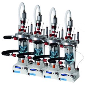 Bei Parallelsyntheseanlagen lässt sich eine Rezeptur beliebig vielen Reaktoren zuordnen. Jeder Reaktor kann mit eigenen Parametern arbeiten. Darüber hinaus ist es möglich, Reaktoren mit unterschiedlichen Rezepturen gleichzeitig zu betreiben. Über ein intelligentes Portsystem lassen sich laut Herstellerangaben marktgängige Sensoren, Aktoren und Laborgeräte in das System einbinden und steuern. Zur Visualisierung und Bedienung, als Massenspeicher und Auswertungseinheit wird ein PC oder Laptop mit Windows XP Betriebssystem mit geliefert. 