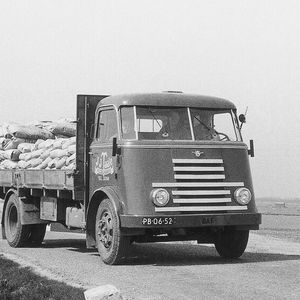 Eine Stärke der DAF-Lkw-Produktion waren die von Beginn an angebotenen Frontlenker-Fahrerhäuser, während Mitbewerber noch auf klassische Haubenfahrzeuge setzten. Der erste Lkw, ein Dreitonner, war hauptsächlich auf den heimischen Markt ausgerichtet. Sein Kühlergrill besaß sieben charakteristische Chromleisten.(Bild:  DAF)