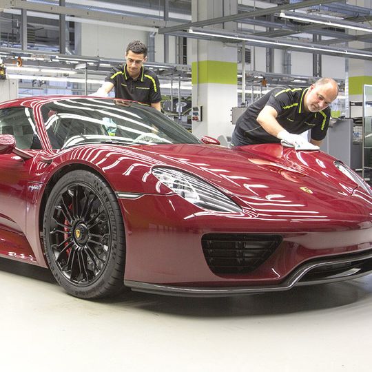 Letzter Feinschliff am Porsche 918 Spyder: Das letzte der insgesamt 918 Fahrzeuge verlässt die Manufaktur in Zuffenhausen.(Foto:  Porsche)