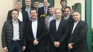 Die neue Führung des Kfz-Gewerbes in Mecklenburg-Vorpommern: (vorn, v. li.) Marcus Mischke, Winfried Preuss, Holger Neu, Mike Specht, (hinten, v. li.) Frank Abraham, Volker Pusch, Andreas Gerds, Gerhard Klinckmann, Thomas Wilk, Thomas Assmann, Ulrich Martens. (Bild: LV Mecklenburg-Vorpommern)