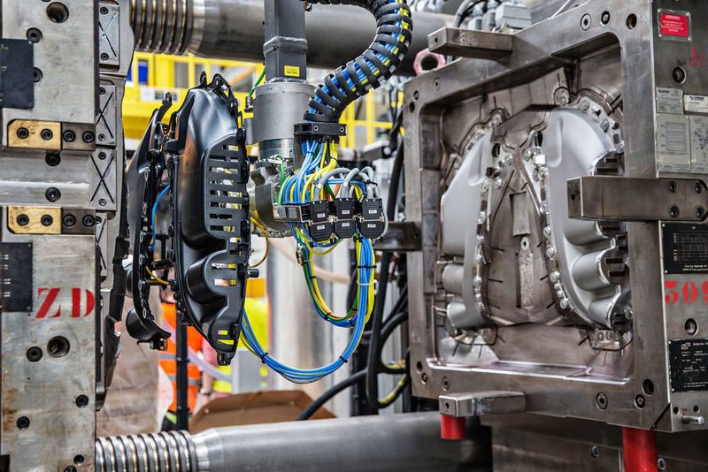 Rund 30 Tonnen schwer und bis zu 2.700 kN Betriebsdruck: Die beiden größten Maschinen im neuen Werk sind Spritzgussmaschinen, in denen die Instrumententräger gegossen werden. (Yanfeng)