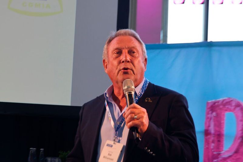 Bob Williamson, Weltpräsident der ISTMA, veranschaulicht nochmals das wichtige Zusammenspiel von industrieller Entwicklung und Werkzeugbau in geographischer Nähe. Nur, wenn alles reibungslos zusammenspielt, sind kurze Wege zum marktreifen Produkt möglich. (Bild: Maschinenmarkt/rw)