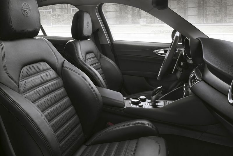 Auch im Innenraum der Alfa Giulia Veloce geht es sportlich zu. (Alfa Romeo)