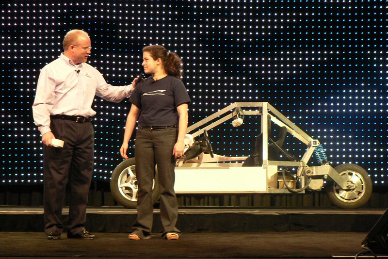 Abb.2: „Design with vision“:  Anna Jaffe vom „Vehicle Design Summit“ mit John MyEleney beim Vorstellen eines Elektroautos, das von Studenten mit SolidWorks konstruiert wurde. (Archiv: Vogel Business Media)