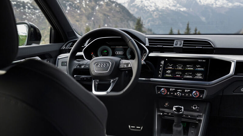 Im Cockpit des Audi Q3 Sportback sind viele Bedienelemente. Die Grundfunktionen lassen sich dennoch einfach bedienen. (Audi)