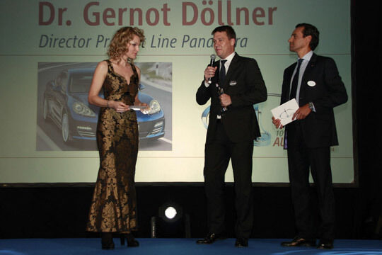 Porsche holte den SIeg in der Kategorie Ober- und Luxusklasse. Dr. Gernot Döllner freute sich über die Trophäe für den Panamera. (Autoscout 24)