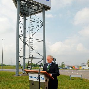 Weithin sichtbar: Das neue Firmenschild in Waghäusel, das Geschäftsführer Dr. Martin Habert enthüllte.
