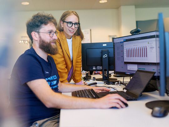 Sprachmodelle selbst kontrollieren und in Europa betreiben, aber wie? B.telligent liefert genau dafür ein eigenes Testverfahren mit  Antworten und unterstützt Unternehmen beim Betrieb in eigener oder europäischer Cloud-Umgebung.(Bild:  B.telligent)