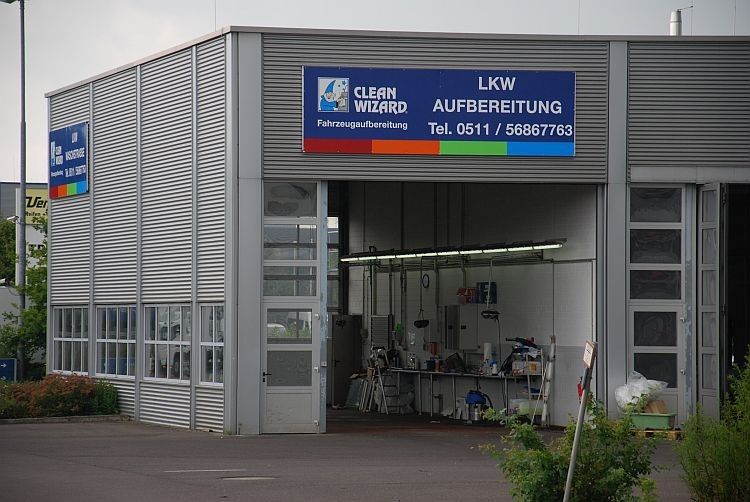 ...Clean Wizard. Dieses Unternehmen kümmert sich um die Aufbereitung der Kundenfahrzeuge der Niederlassung. (Foto: Wenz)