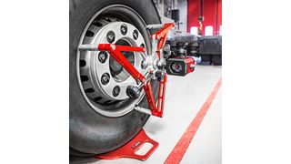 Das kamerabasierte Achsvermessungssystem von Josam Richttechnik ist von einem Monteur in kürzester Zeit montiert, vermessen und eingestellt. (Josam)