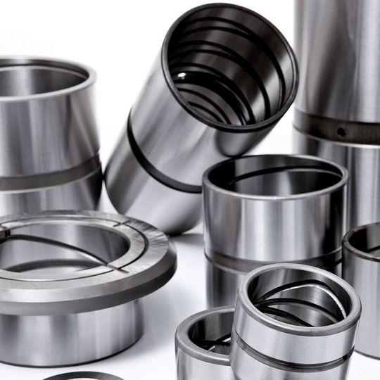 Gleitlager sind kompakt, weisen einen einfachen Aufbau auf und bestehen meist aus Metall, Kunststoff, Keramik oder Verbundwerkstoffen. Gleitlager sind kompakt, weisen einen einfachen Aufbau auf und bestehen meist aus Metall, Kunststoff, Keramik oder Verbundwerkstoffen.