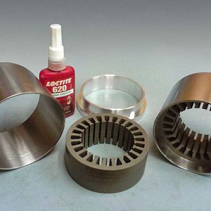 Fügeklebstoffe verbinden zylindrische Metallteile ohne Gewinde. Sie füllen den Spalt zwischen den ineinandergefügten Teilen aus bilden nach der Aushärtung eine stoffschlüssige Verbindung.