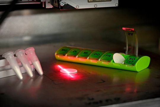 Aus pulverförmigen Wirkstoffen lassen sich mit Hilfe von Laser-3D-Druck maßgeschneiderte Medikamente herstellen.(Bild:  Max Gmelch/ Saot)