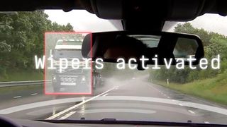 Die Software „ProActive Wipers“ von Semcon erkennt Gischt bevor sie auf der Scheibe auftritt und schaltet selbstständig die Scheibenwischer ein. (Semcon)