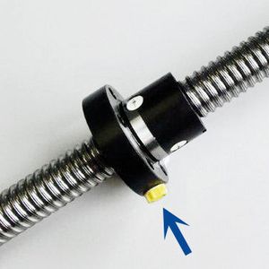 Eine fettgeschmierte Kugelumlaufmutter kann einen Schmiernippel am Flansch (sofern vorhanden) oder am Körper der Mutter aufweisen.