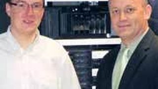 Elmar Kraus (li.), IT-Systemtechniker und Rolf Löwenstrom, Geschäftsführer des Autohauses KTW, schätzen die Praxisnähe des HRF-Programms. (Archiv: Vogel Business Media)