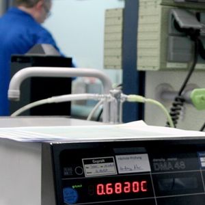 Abb.2: Unter anderem wird die Dichte der Treibstoffe gemessen.