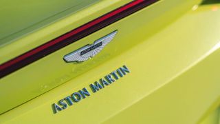 Aston Martin fährt derzeit in wirtschaftlich schwierigem Fahrwasser. Nun will der Hersteller online näher an den Kunden heranrücken.  (Bild: Aston Martin)