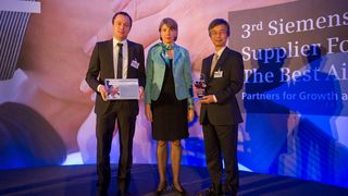 v.l. Ronny Richter, Director PuC ASICs, Micros, FPGAs, Barbara Kux, Member of the Managing Board, Head of Supply Chain Management and Chief Sustainability Officer at Siemens, Yoichi Yano, Executive Vice President and Member of the Board, Renesas Corporation.  Bild: Renesas (Archiv: Vogel Business Media)