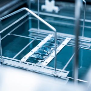 Depending on the workpieces to be cleaned, defined dwell times in the various baths must be strictly adhered to, which places very high demands on process control. (Source:  Ecoclean)