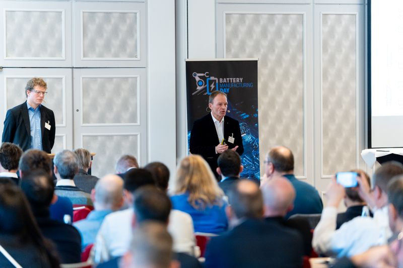 Florian Kößler (l.) vom Institut für Produktionstechnik (wbk) des Karlsruher Instituts für Technologie (KIT), und Olaf Sauer vom Fraunhofer IOSB, stellten die Karlsruher Forschungsfabrik als Entwicklungsumgebung für Batterietechnologien vor. (Bild: Dominik Böhm - Fotokumpel)