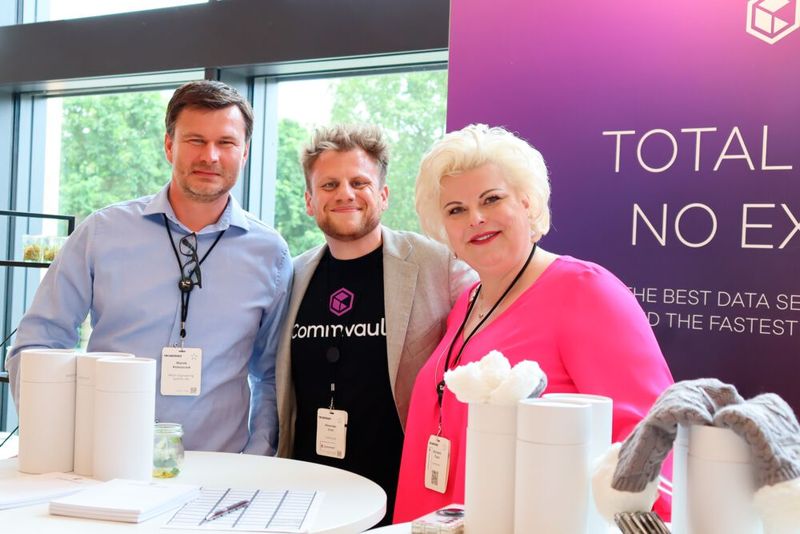 (v.l.) Marek Poleszczuk (PROFI Engineering), Alexander Ertel u. Michaela Tluste (beide Commvault) (Bild: TIM AG)