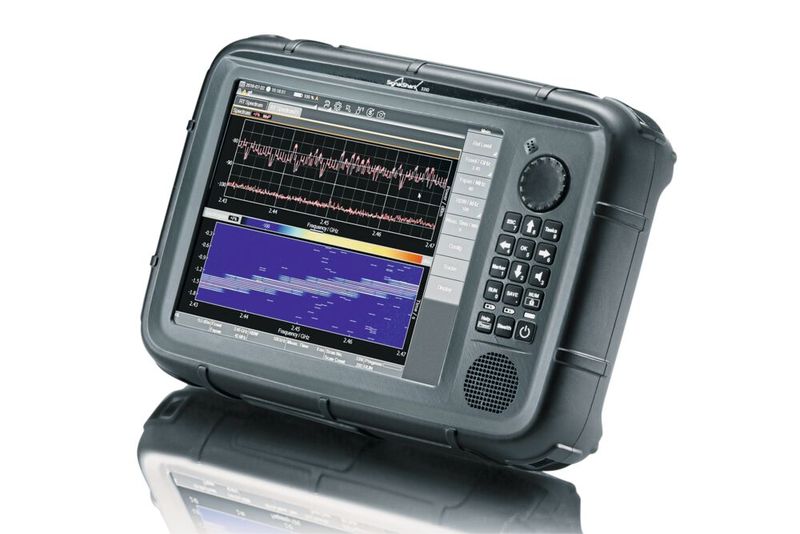 Durch den Einsatz des neuen Narda SignalShark konnte TE den Frequenzbereich für die Leistungstests von 3 auf 8 GHz erweitern. Parallel hat sich das gesamte Handling der mobilen Antennen-Tests insofern signifikant verschlankt, als jetzt die „gesamte Intelligenz“ – abgesehen von dem elektronischen Kompass – in Form eines leistungsfähigen Computers integriert in einem einzigen Gerät sitzt. 