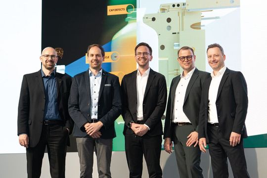 v.l.n.r.: Stephan Bachmeier (Branchenmanager Pharma Heuft), Sebastian Mayer (Produktmanager Pharma Heuft), Bastian Heuft (CEO Heuft), Gert Hansen (CEO Rommelag ) und Frank Sänger (Produktmanager Rommelag)(Bild:  Heuft)