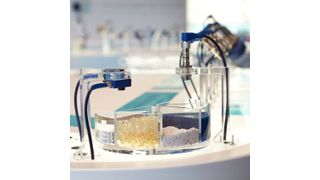 Was reflektiert wird detektiert: Ultraschallsensoren erkennen alle schallreflektierenden Objekte, transparentes Material und Flüssigkeiten mit hoher Messgenauigkeit in Reichweiten bis zu 15 m selbst bei verschmutztem Sensor oder Schwebstoffen in der Luft und bei störendem Fremdlicht. (Bild: Microsonic)