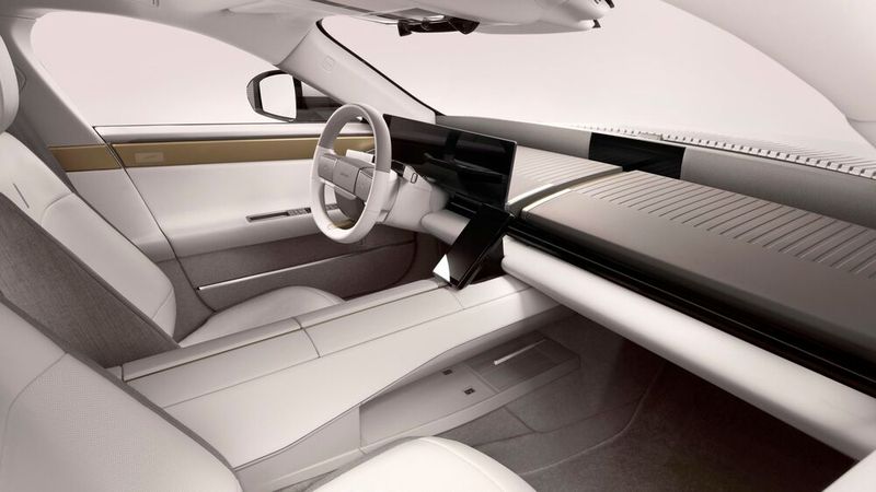 Den Innenraum teilt eine massive Mittelachse, die vier separate Sitzbereiche schafft. (Bild: Jaguar)