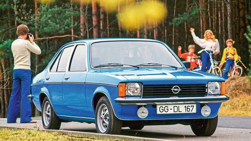 1978 bietet Opel den Kadett in insgesamt 58 Varianten an. Die viertürige Limousine gibt es ebenso wie die zweitürige in Normal- und Luxus-Ausführung; daneben noch einen dreitürigen Caravan sowie ein Coupé. (Bild: Opel Automobile GmbH)