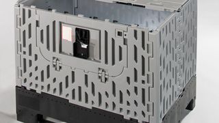 Die Security-Box bietet hervorragenden Schutz für sensible und hochwertige Güter, schützt vor unbefugtem Zugriff, signalisiert das Verlassen vorgegebener Routen und sogar große Erschütterungen und Temperaturabweichungen. (Bild: DB Schenker)