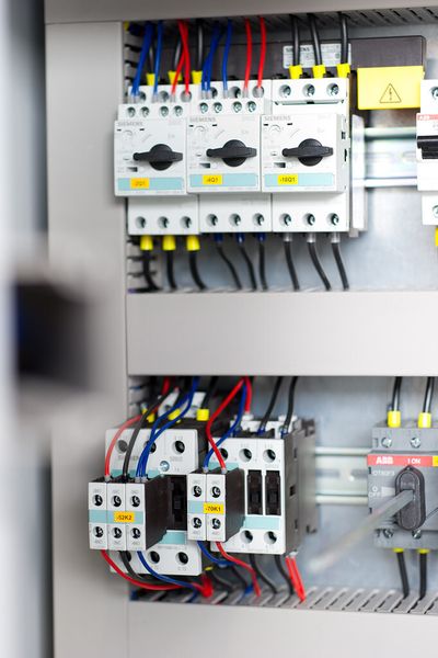 Für seine Kälteanlagen hat L&R die komplette Prozesskette der Steuerungstechnik selbst im Griff. (Bild: L&R Kältetechnik)