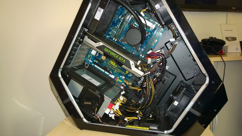 Die Haswell-E-CPU auf dem schräg eingebauten Mainboard wird beim Area-51 mit Wasser gekühlt. (Bild: IT-Business)