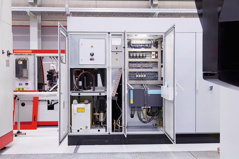 Eine weitere Besonderheit des Maschinenkonzepts besteht in der Integration der gesamten flüssigkeitsbasierten Kühltechnik in das Schaltschranksystem TS 8 von Rittal. V.l.n.r offen:  Toptherm-Chiller (Rückkühler), LCP Industrie (Luft/Wasser-Wärmetauscher) und gekühlter TS-8-Schaltschrank. (Bild: Rittal)