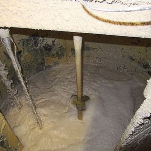 Blick in den Kalkmilchbehälter. Links vom Mischer befindet sich Stabsonde, an der sich auch nach längerem Betrieb nur wenig Kalk ablagert.(Bild:  IPF Electronic)