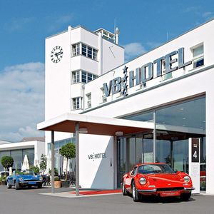Für Menschen, die sogar nachts nicht vom geliebten Fahrzeug lassen können, gibt es in der schwäbischen Automobilmetropole Stuttgart das „V8-Hotel“.(Foto:  V8 Hotel/Frank Hoppe)