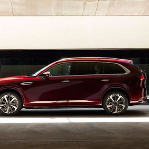 Der Mazda CX-80 ist knapp fünf Meter lang und knapp 1,9 Meter breit.(Bild:  Mazda)