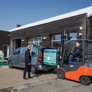 Der Transporter ist für eine Nutzlast von einer Tonne ausgelegt (auf 1,25 Tonnen erweiterbar), die auf der flachen Ladefläche ausreichend Platz findet. (Bild:  Toyota)