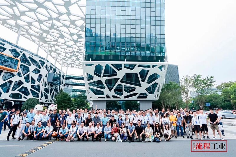 Die Teilnehmerinnen und Teilnehmer des Process Intelligent Manufacturing Forum 2019 zu Besuch bei Alibaba. (PROCESS China)