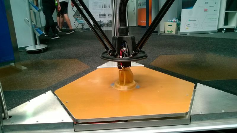 Systec stellte mit dem neuen 3D-Drucker inv3nt delta eine flexibel skalierbare FDM-Lösung vor. Durch die Grundfläche in Form des griechischen Buchstaben Delta können Prototypen und Modelle mit einer Kantenlänge von 45 cm gedruckt werden. (Bild: D.Quitter/konstruktionspraxis)