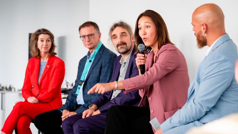 (V. l.) Hesther Somsen (Botschafterin des Königreichs der Niederlande in Deutschland), Peter Ledermann (Vorstandsmitglied und Geschäftsführer Unite), Prof. Dr. Christian Hummert (Forschungsdirektor, Agentur für Innovation in der Cybersicherheit – Cyberagentur), Eileen Walther (General Manager, Northwave Deutschland) und Nico Durotin (Northwave Global Operations Coordinator und Moderator)(Bild:  Anika Dollmeyer)