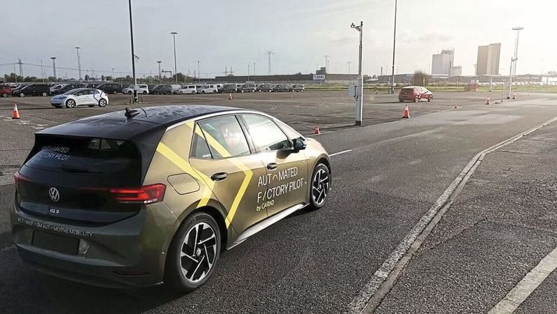 Das Projekt AutoLog zur automatisierten Fahrzeuglogistik wurde nach zwei Jahren abgeschlossen.(Bild:  Volkswagen)