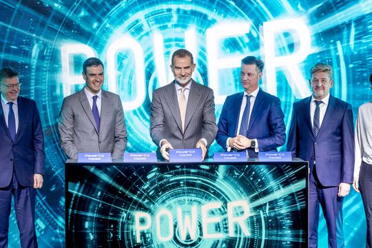 Beim Startschuss (v. l.): Ximo Puig, Präsident der Region Valencia, Pedro Sánchez, Ministerpräsident Spanien, Seine Majestät König Felipe VI. von Spanien, Thomas Schmall, Konzernvorstand Group Technology und Aufsichtsratsvorsitzender der Powerco, Wayne Griffiths, CEO von Seat und Cupra.(Bild:  Volkswagen AG)