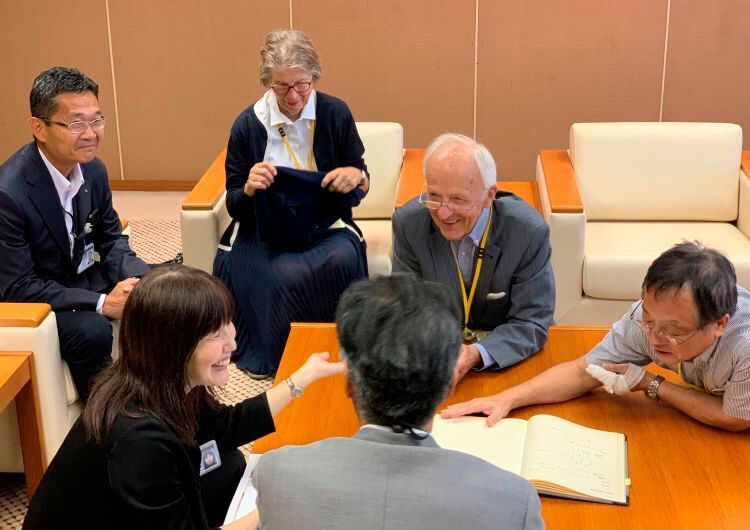 Dort wurden sie nicht nur herzlich aufgenommen: Klaus von Deylen konnte mit den Mazda-Technikern und Historikern auch wunderbar fachsimpeln. (Mazda)