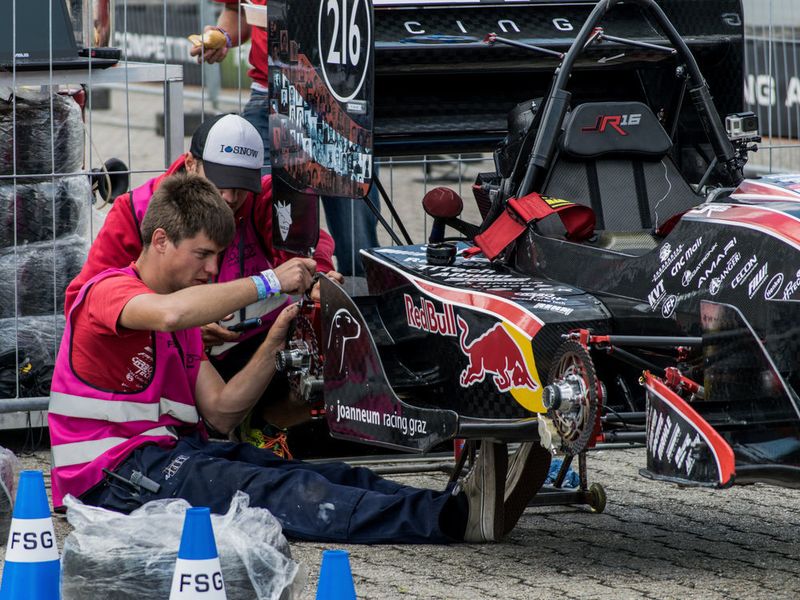 113 Teams aus mehr als 25 Nationen kämpften vom 8. bis zum 14. August 2016 um den Sieg bei Formula Student Germany 2016 am Hockenheimring. (FSG/Shidhartha)