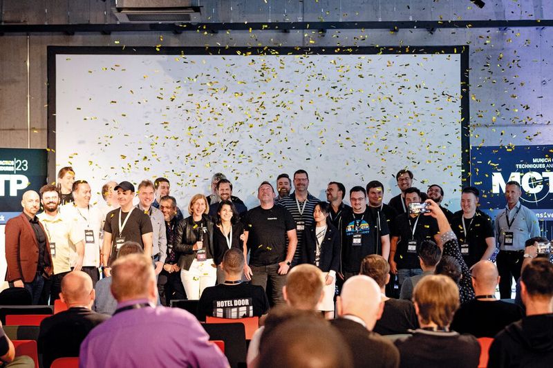 Smile, you`re on camera! Ein fantastischer Abschluss der Konferenz mit allen Speakern, Moderatoren und dem Programmkomitee.  (Bild: Vogel IT-Akademie)